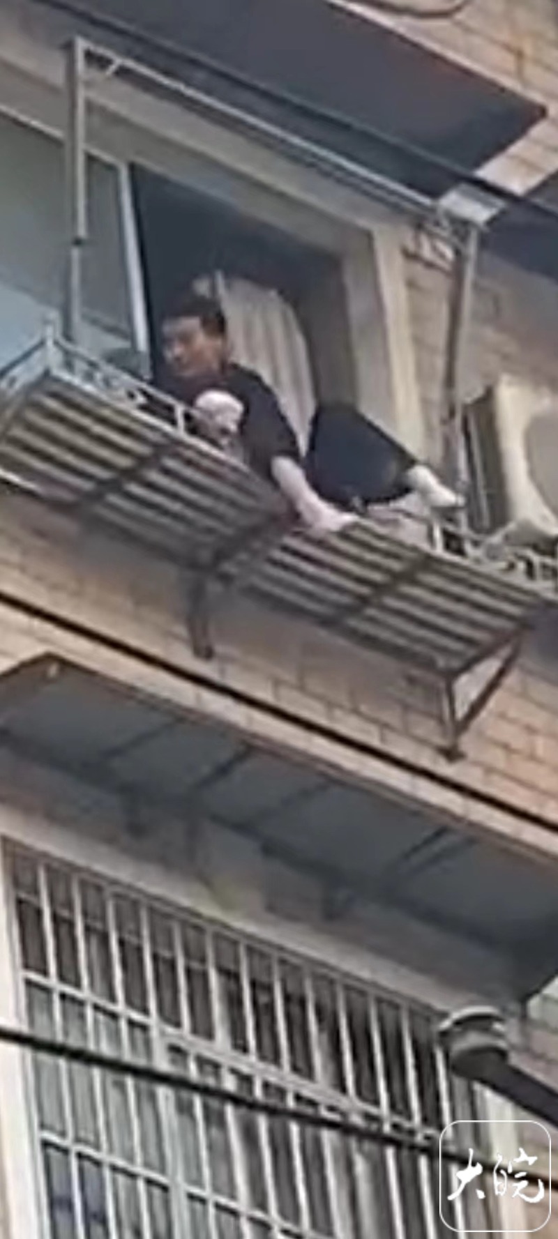 女孩悬挂5楼好心人拽15分钟救回,女孩在楼顶被人推下男孩奋不顾身