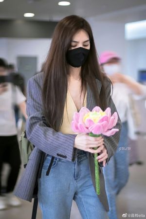 Ella机场收到「1礼物」傻眼！　转发6画面笑哭：是谁让你们送的