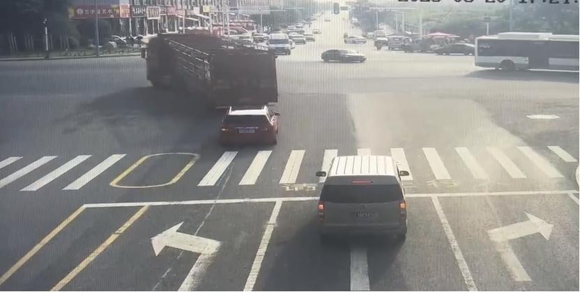 五旬泥匠捡到奔驰车司机遗落的一匝现金，失主：给母亲治疗癌症借的钱，感谢大家帮忙找回