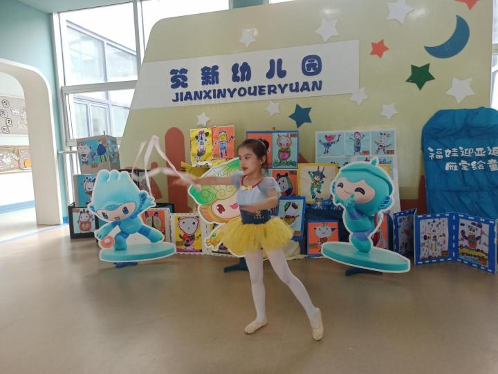 杭州一群萌娃来了场“超级变变变”，老师也忍不住“凡尔赛”了一把