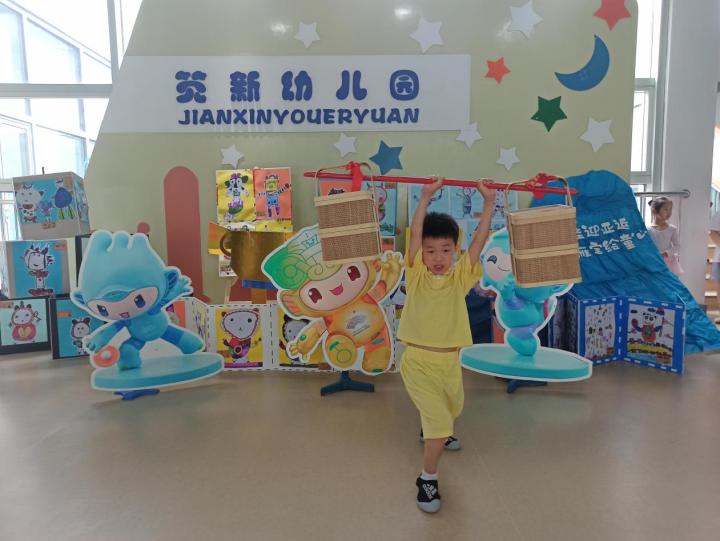 杭州一群萌娃来了场“超级变变变”，老师也忍不住“凡尔赛”了一把