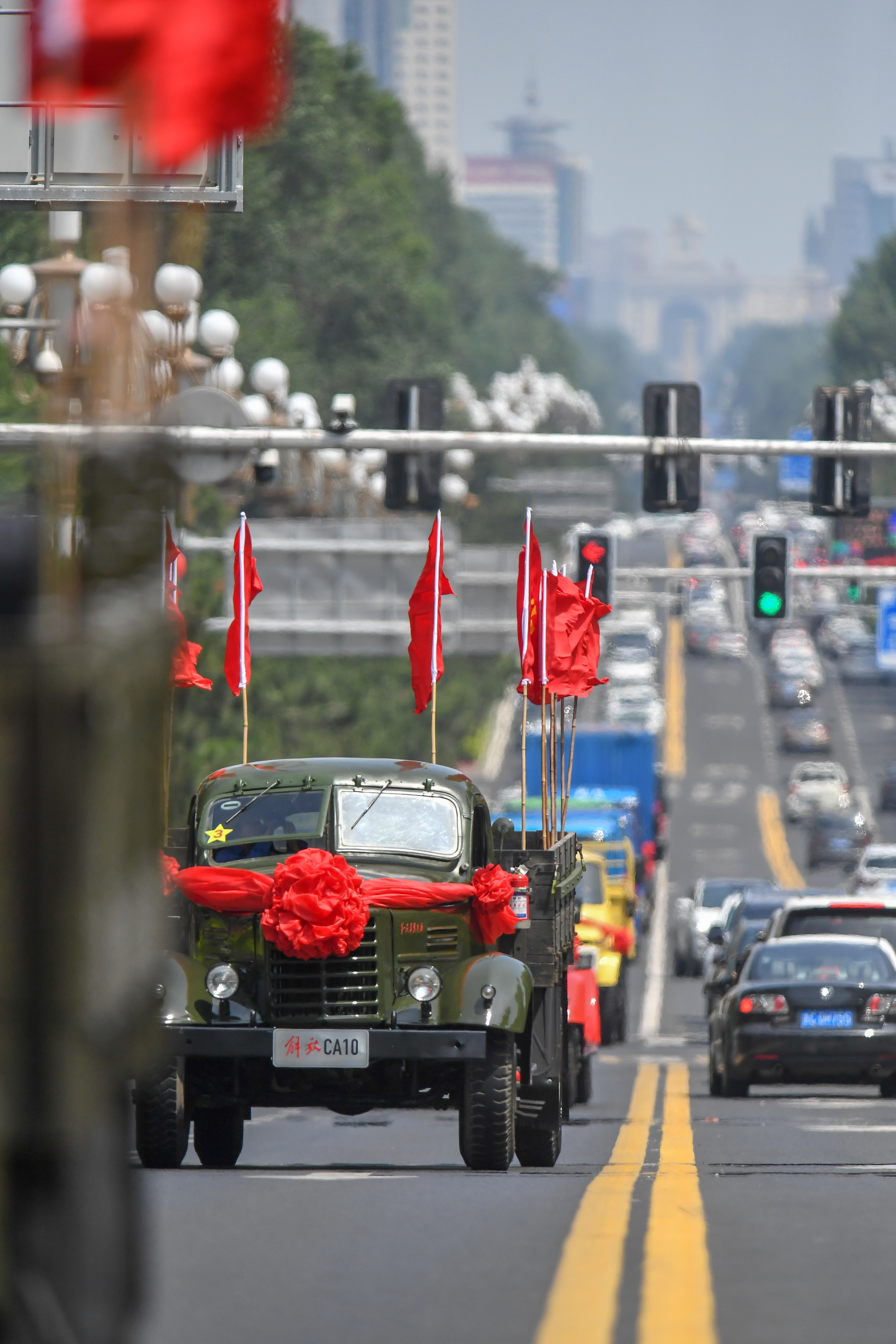 （新华全媒+）70年7代车——从解放卡车“七世同堂”巡游回望“车轮滚滚”旧时光,2
