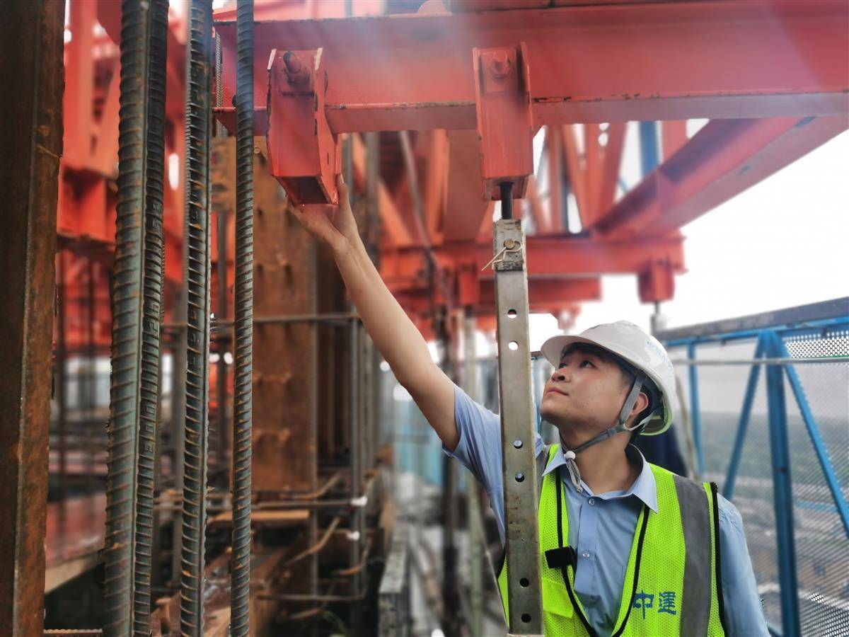 空中造楼机500米,新型载物爬楼机