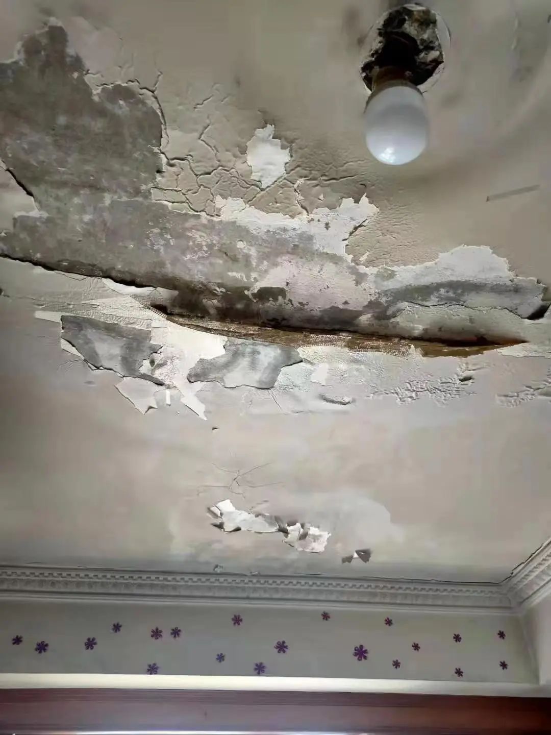 屋顶漏水维修修成大窟窿,房顶年年漏水找谁修