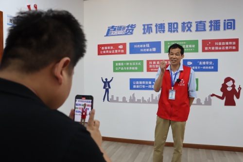 创业100|从桶装水老板到职校校长，7年让万余人掌握就业技能