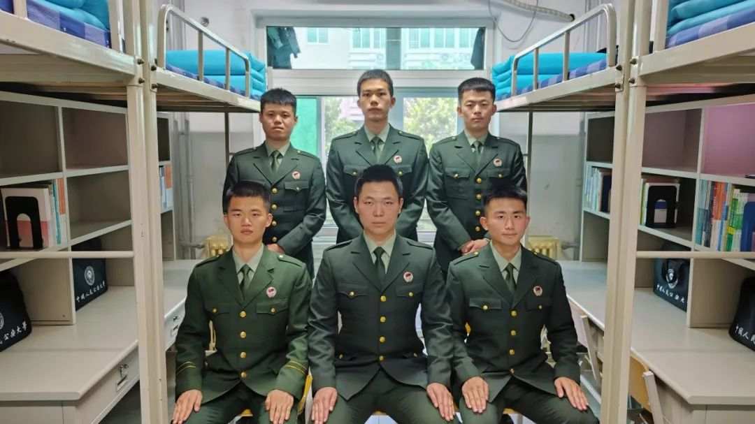 一个宿舍三个退役军人，剩下那位：“你感动吗？我不敢动！”