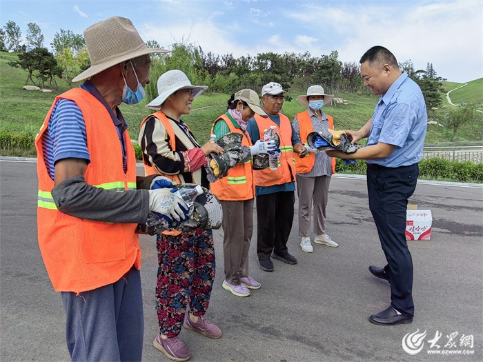 *安泰**旅游经济开发区环卫所多措并举为一线保洁员“消暑降温”