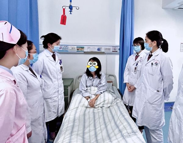 女子以为发胖肚中取出16斤囊肿,女子腹部突然隆起竟然怀怪胎了