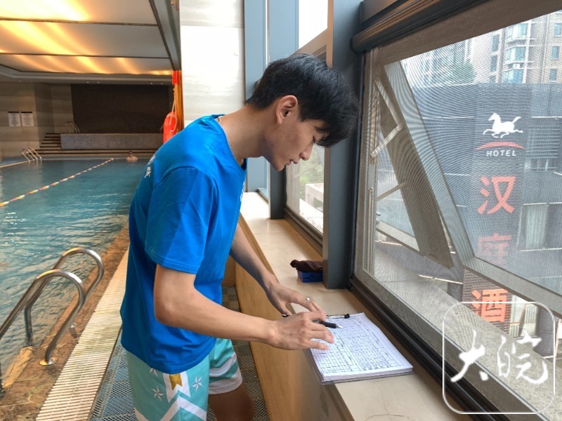 挑战100元在上海生活一个月,挑战50元在网吧生存一天