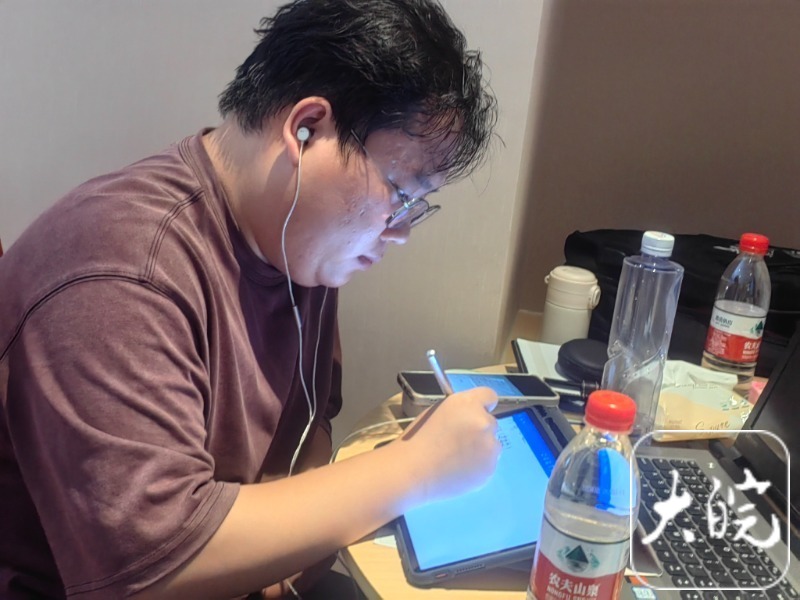 挑战100元在上海生活一个月,挑战50元在网吧生存一天