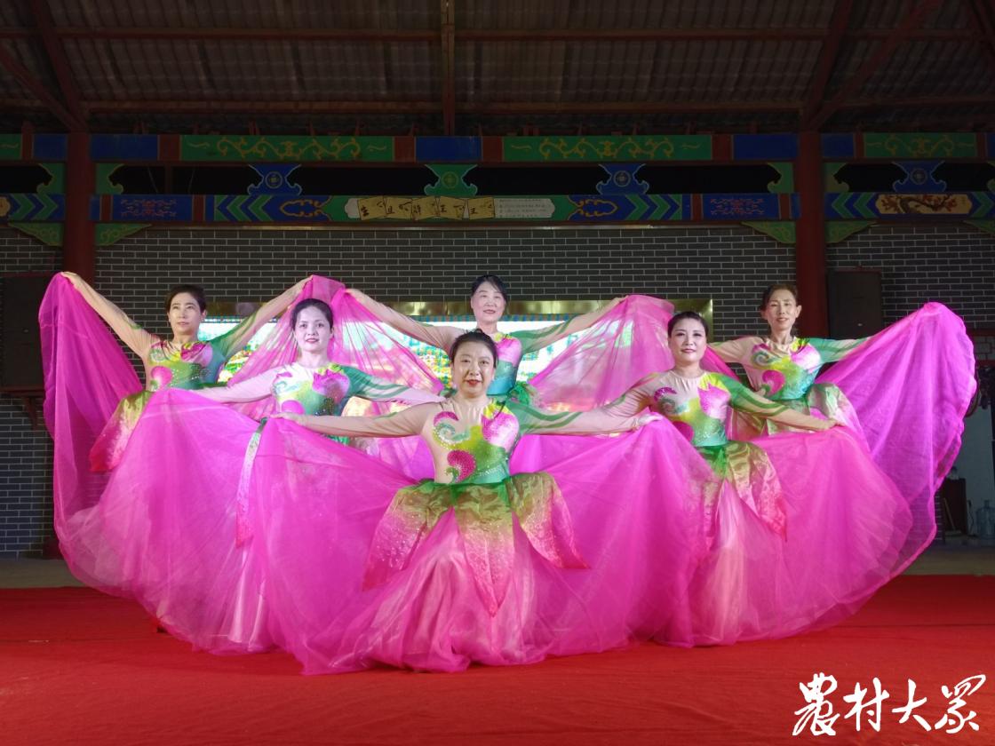 乡下唱大戏人山人海,乡村戏班热闹