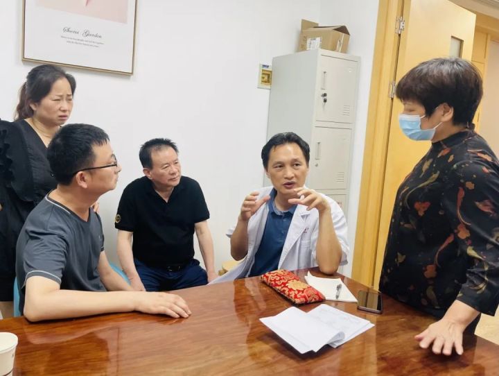 《试了11名中医，他仍在寻求治疗渐冻症后续》：传递爱心温暖解“冻”