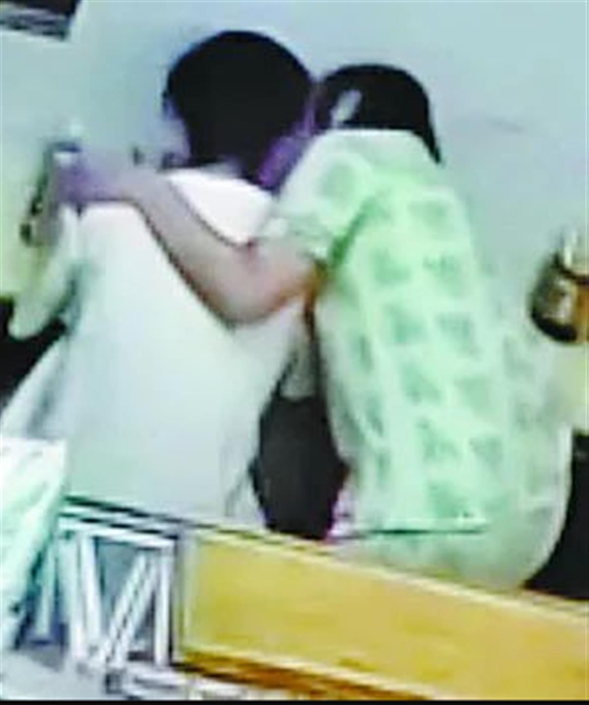 男子吃饭被陌生女子亲抖音,男子吃饭被陌生女子亲报警