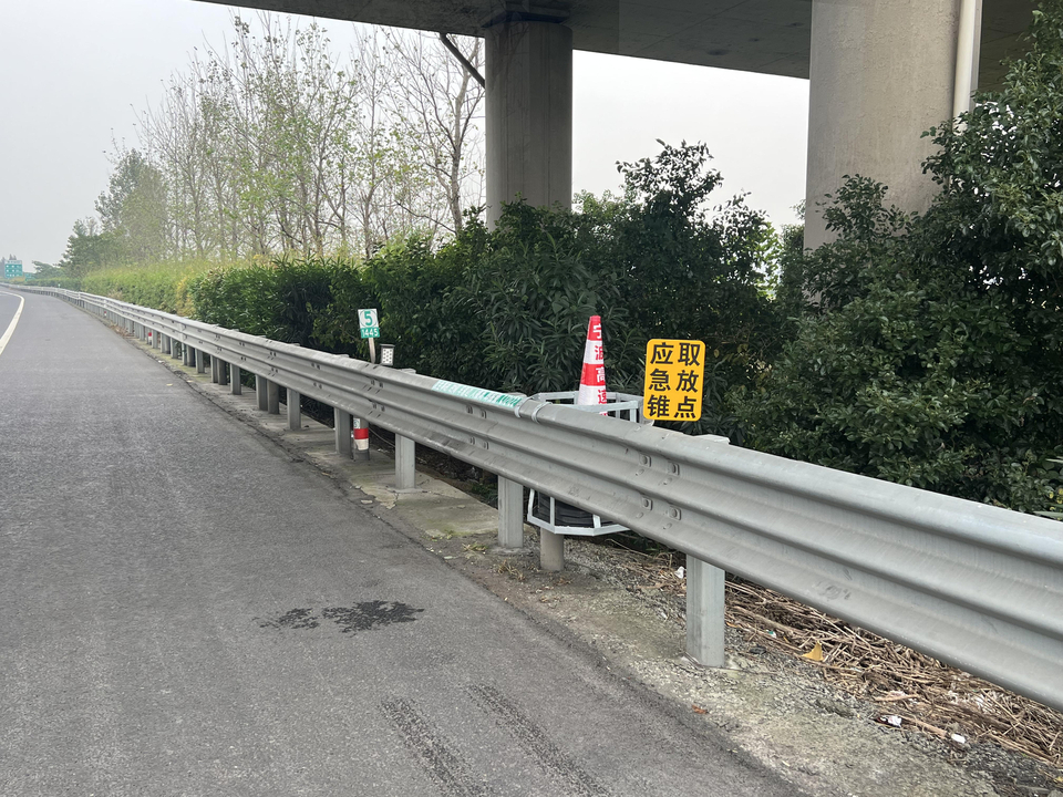 高速故障三角警示牌,高速公路三角警示牌去哪里领取