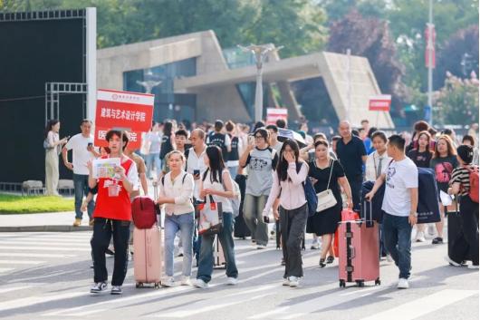 西安培华学院哪一年升的本科,西安培华学院新生报名了吗