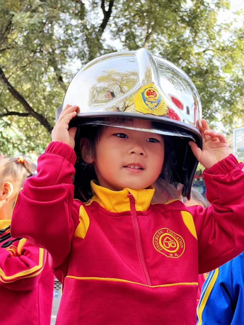 北京幼儿园消防安全教育培训,幼儿园萌娃走进消防员队